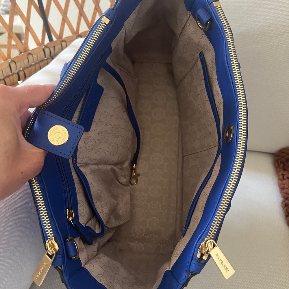 Michael Kors Multiway w/Dustbag - Picture 2 of 6